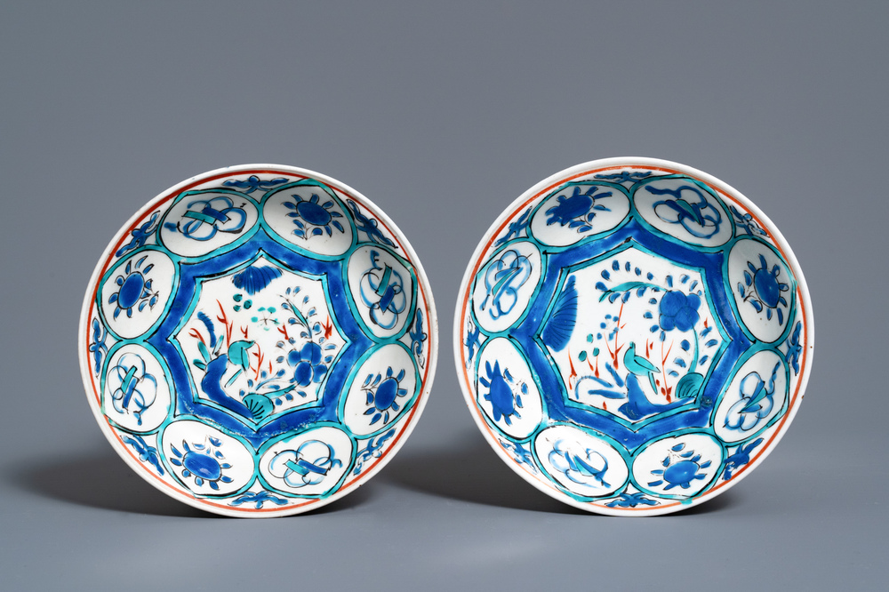 Une paire d'assiettes en porcelaine Kakiemon de style Wanli, Edo, Japon, 17&egrave;me