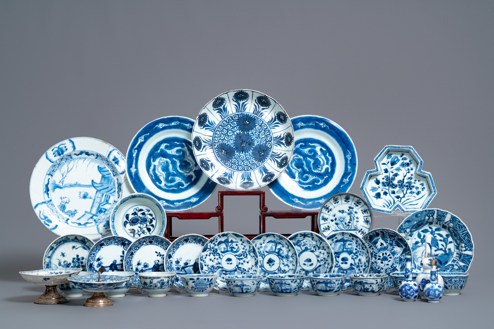 Een diverse collectie Chinees blauw-wit porselein, Ming en Kangxi