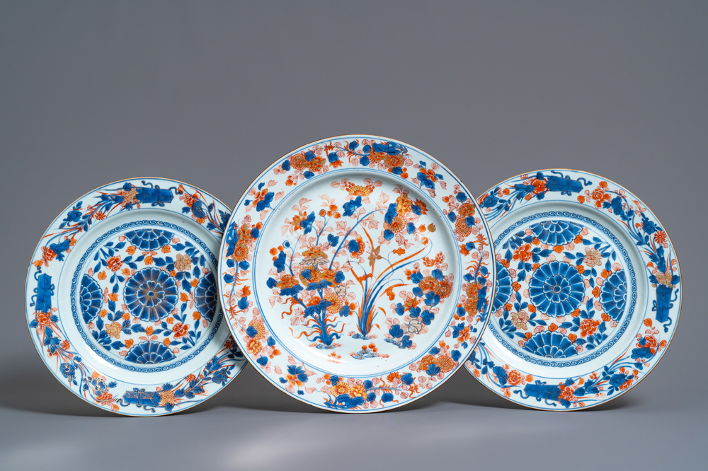Trois plats en porcelaine de Chine de style Imari, Kangxi