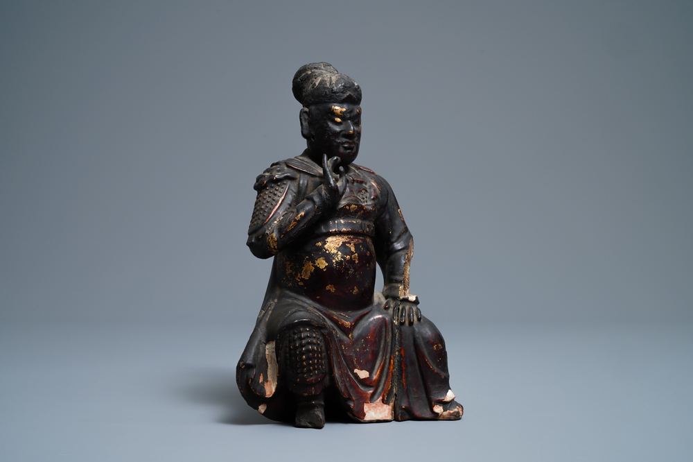 Une figure de Guan Yu en bois laqu&eacute; et dor&eacute;, Chine, Ming