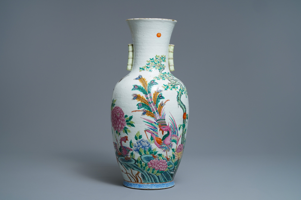 Un vase en porcelaine de Chine famille rose &agrave; d&eacute;cor de ph&eacute;nix et grues, marque de Qianlong, 19&egrave;me