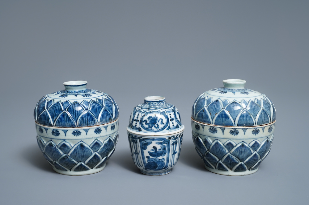 Trois bols couverts en porcelaine de Chine en bleu et blanc, Wanli