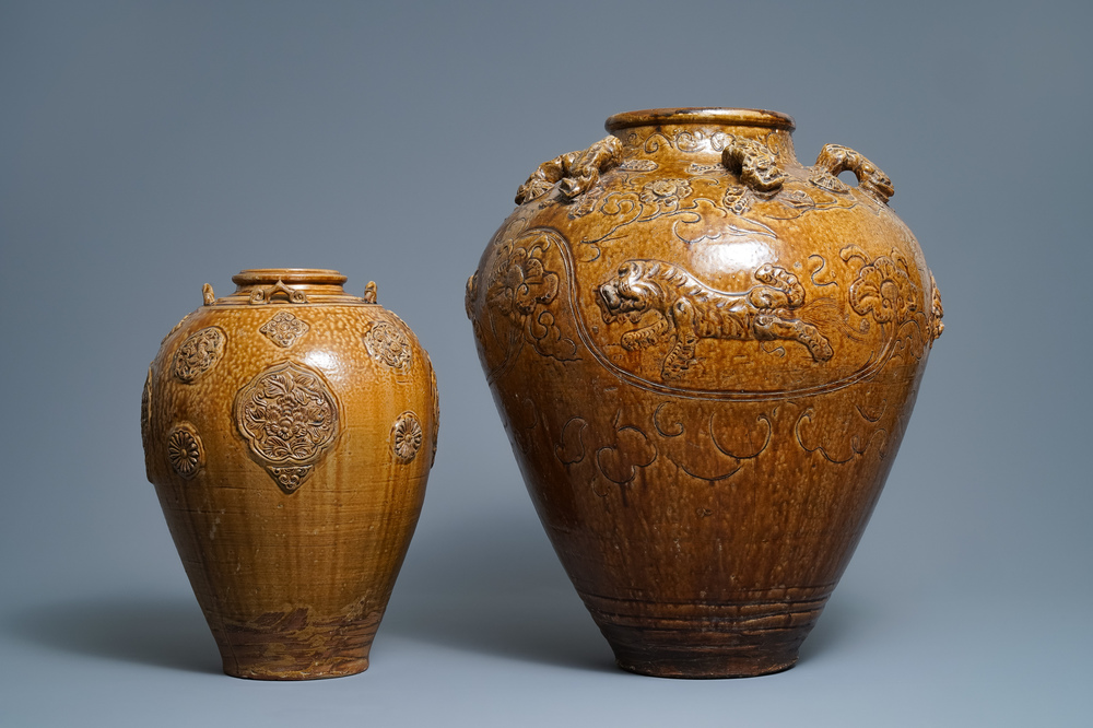Twee Chinese bruin geglazuurde martavanen met fijn reli&euml;fdecor, 18/19e eeuw