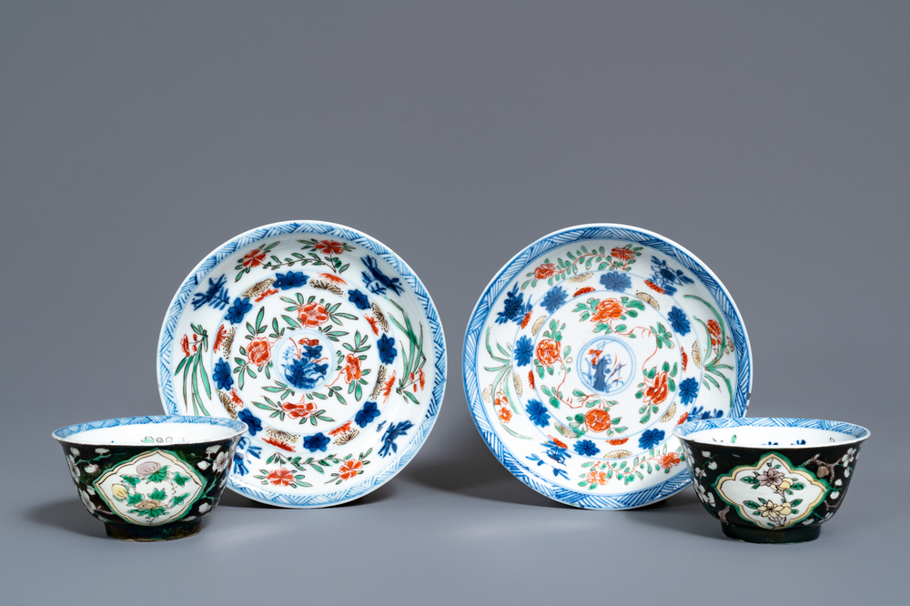 Une paire de tasses et soucoupes en porcelaine de Chine famille noire, Kangxi
