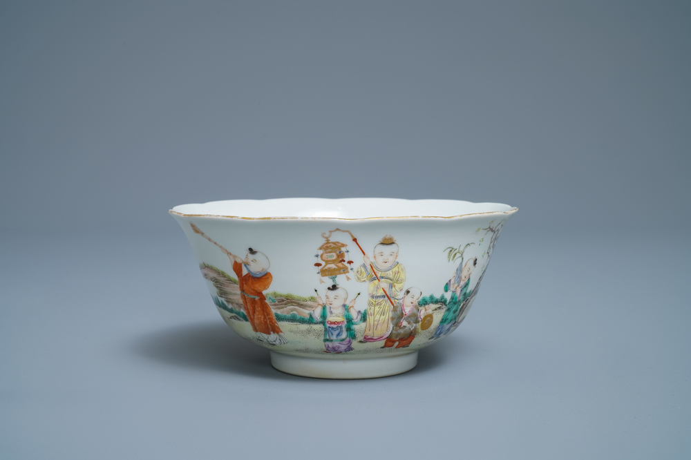 Un bol en porcelaine de Chine famille rose &agrave; d&eacute;cor de gar&ccedil;ons jouants, R&eacute;publique