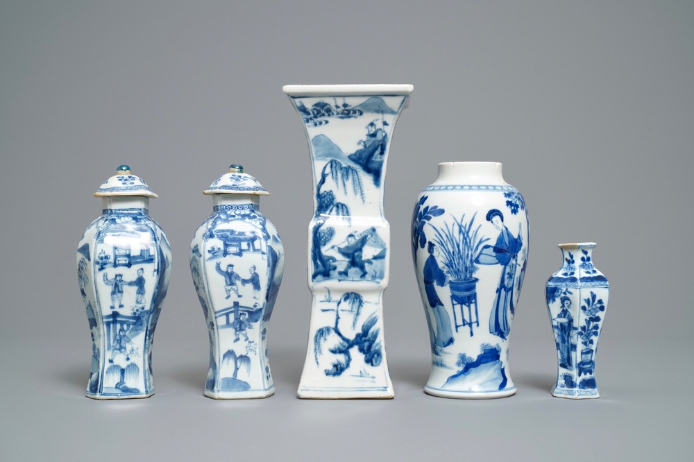 Cinq vases en porcelaine de Chine en bleu et blanc, Kangxi