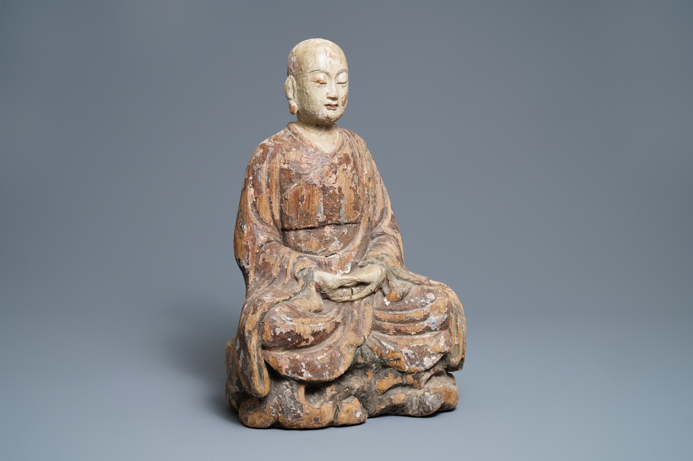 Een grote Chinese beschilderd houten figuur van een Boeddhistische monnik, Ming