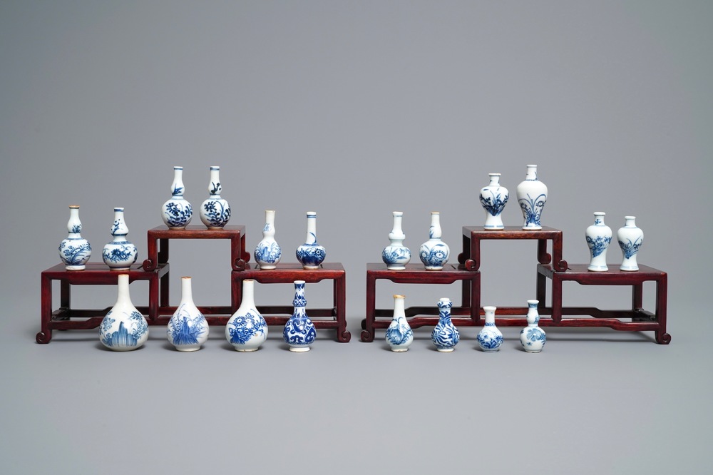 Vingt vases miniatures en porcelaine de Chine en bleu et blanc, Kangxi