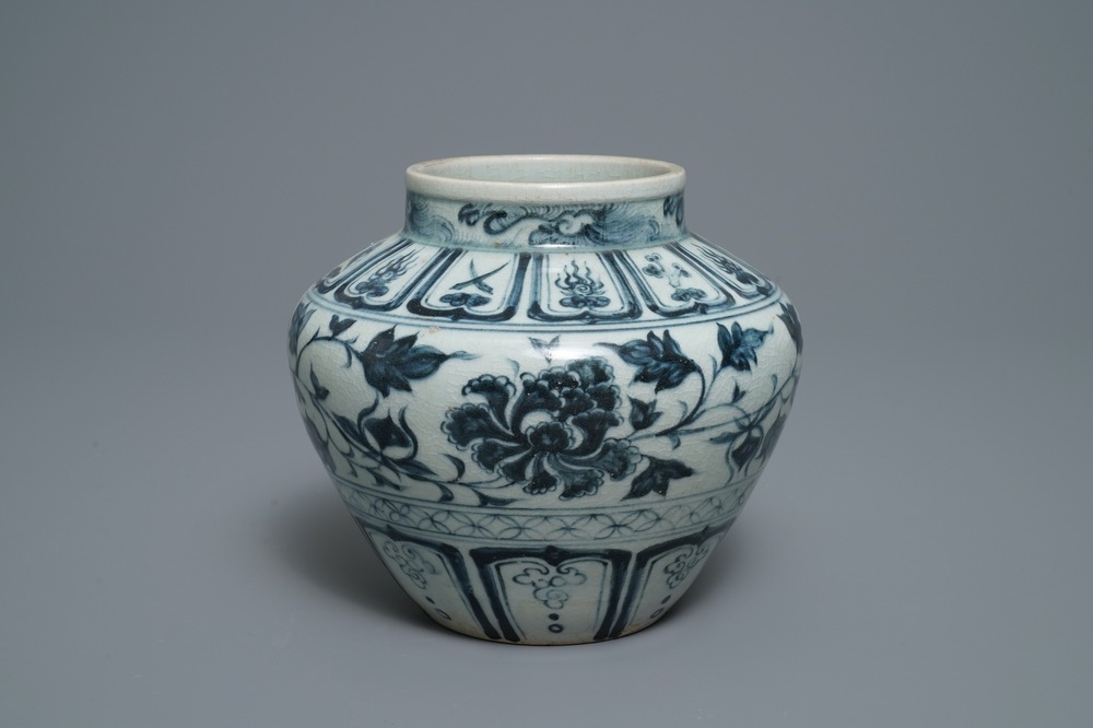 Een blauw-witte Annamese vaas met floraal decor, Vietnam, 15/16e eeuw