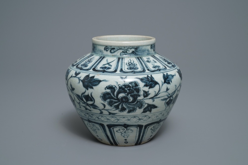 Un vase en gr&egrave;s porcelaineux en bleu et blanc, Annam, Vietnam, 15/16&egrave;me