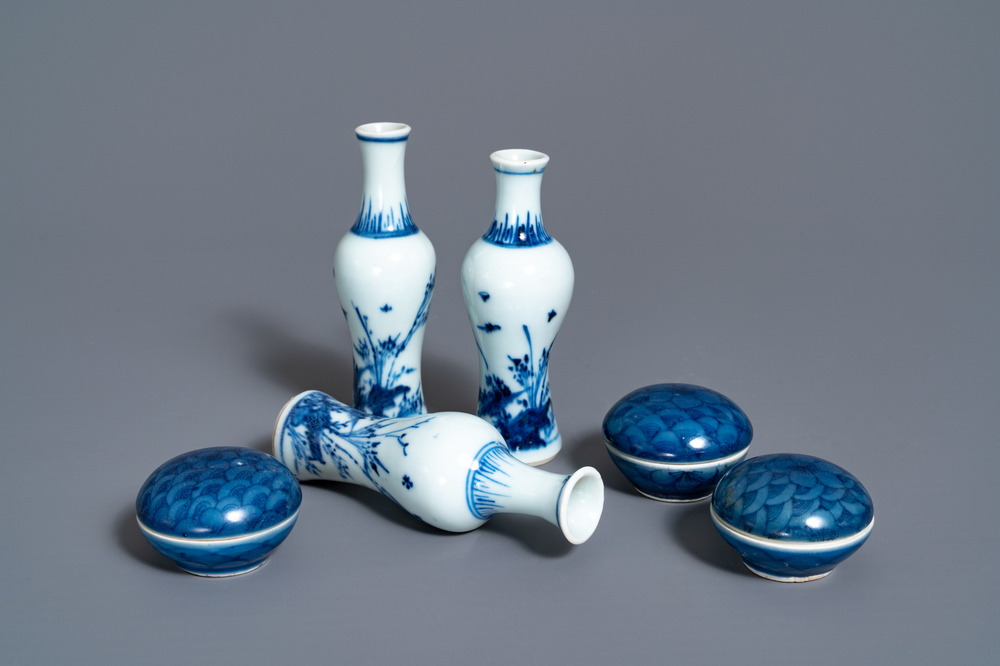 Trois vases et trois bo&icirc;tes couvertes en porcelaine de Chine en bleu et blanc, &eacute;pave du Hatcher cargo, &eacute;poque Transition