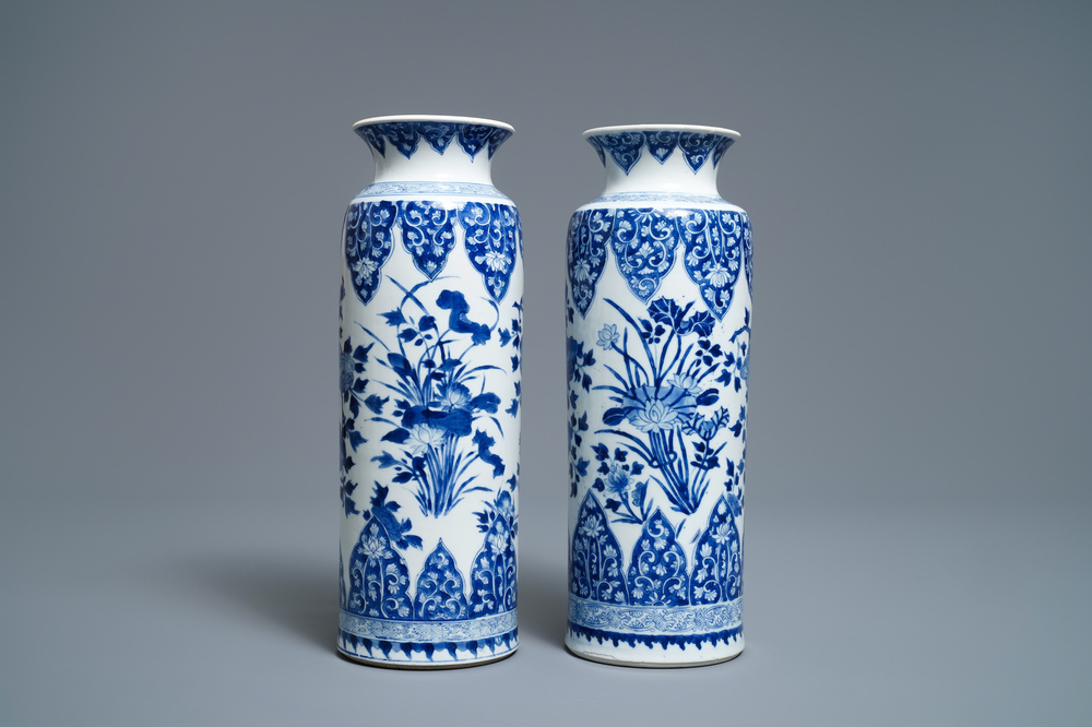Une paire de vases de forme rouleau en porcelaine de Chine en bleu et blanc, Kangxi