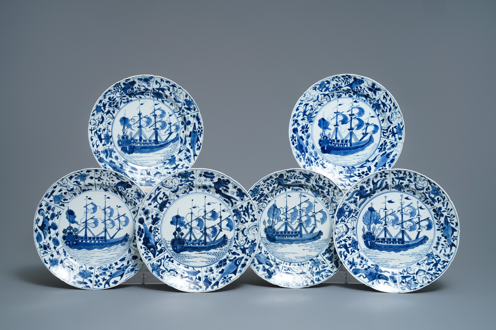 Six plats en porcelaine de Chine en bleu et blanc &agrave; d&eacute;cor de navires du VOC, Kangxi