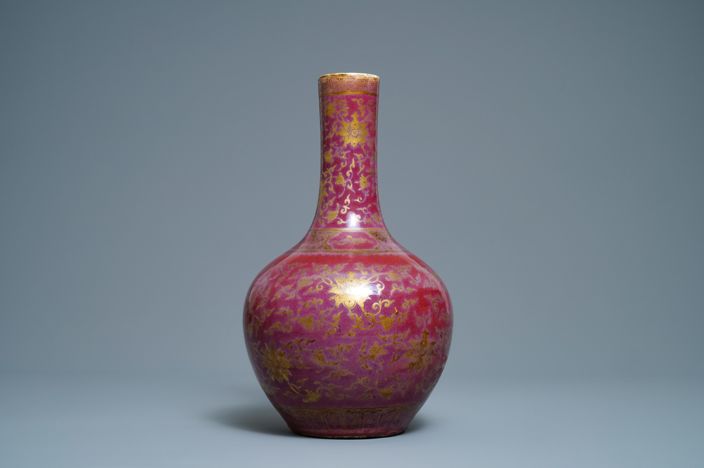 Un vase de forme bouteille en porcelaine de Chine &agrave; &eacute;mail flamb&eacute; rehauss&eacute; de dorure, 19&egrave;me