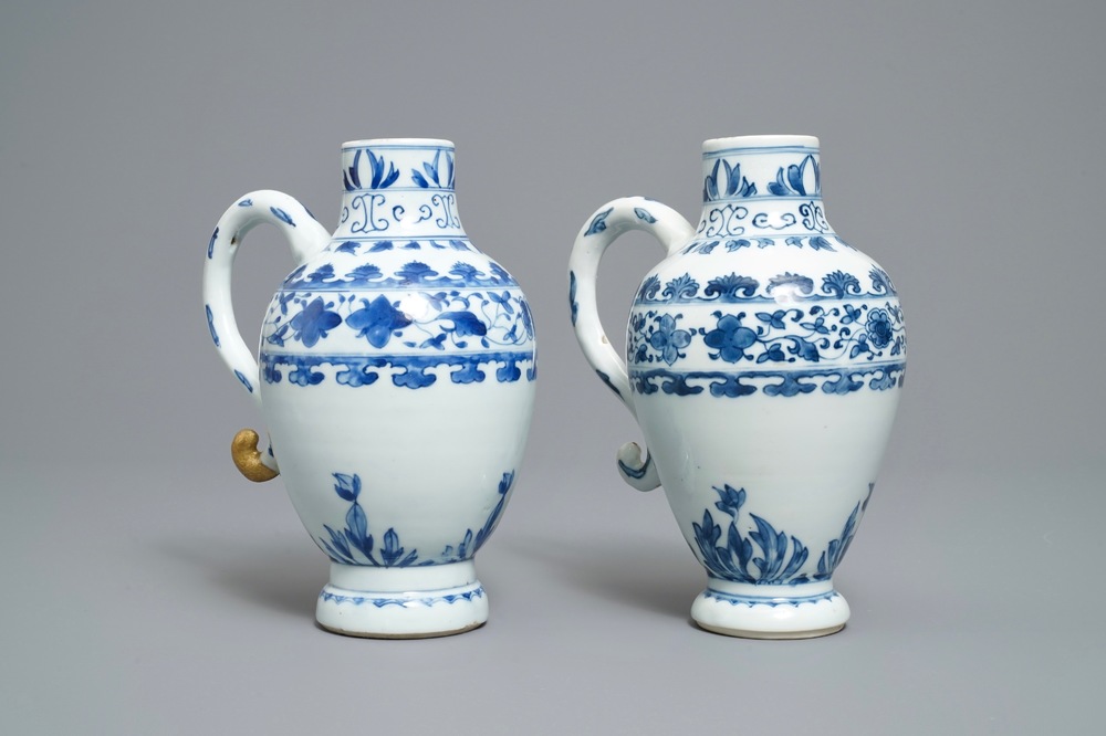 Une paire d'aigui&egrave;res en porcelaine de Chine en bleu et blanc, &eacute;poque Transition