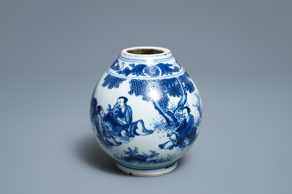 Un vase en porcelaine de Chine en bleu et blanc &agrave; d&eacute;cor de figures dans un paysage, &eacute;poque Transition