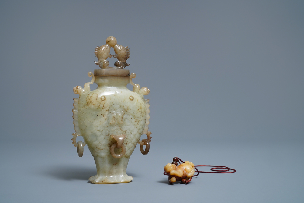 Un vase en forme de deux poissons et un mod&egrave;le d'un chien en jade, Chine, 19/20&egrave;me