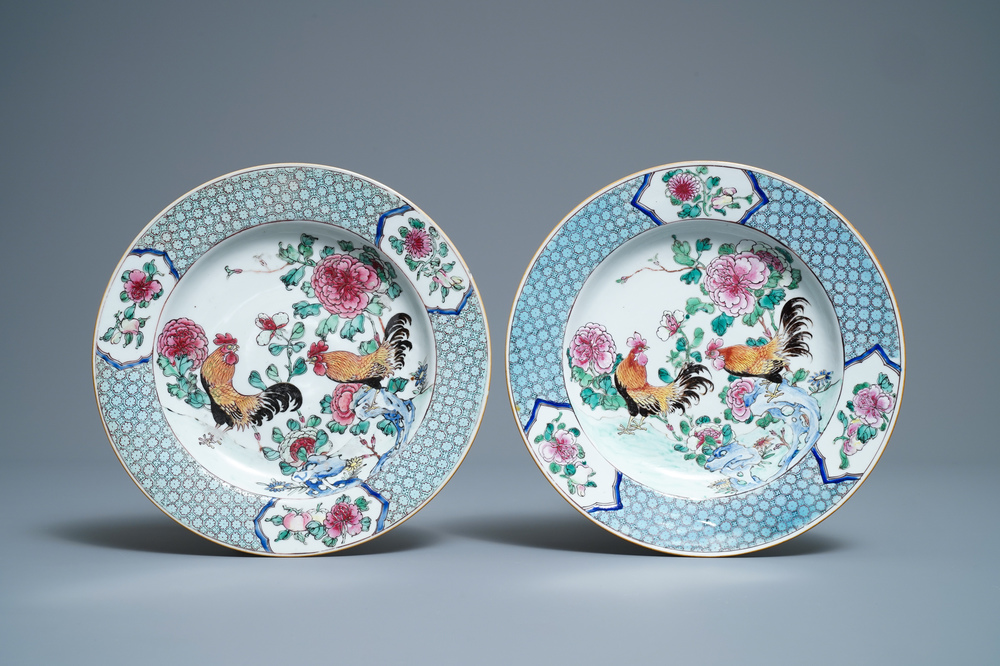 Une paire d'assiettes en porcelaine de Chine famille rose &agrave; d&eacute;cor de coqs, Yongzheng