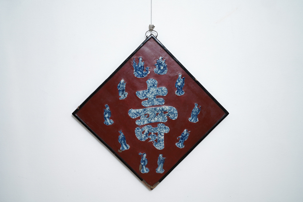 A Chinese red-lacquered plaque with blue and white porcelain inserts, 19/20th C.