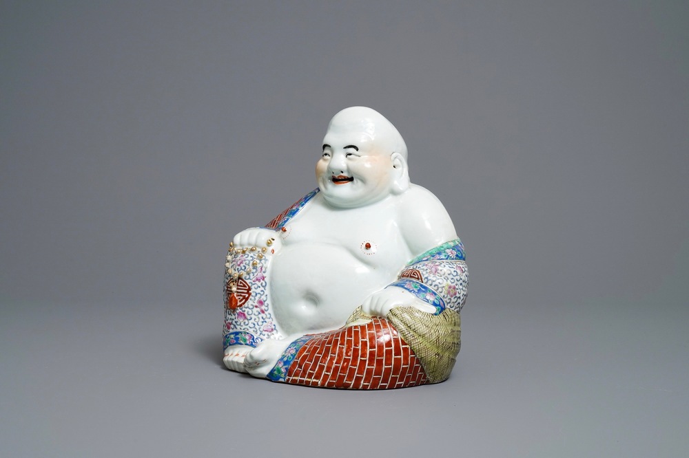 Une figure de Bouddha en porcelaine de Chine famille rose, R&eacute;publique