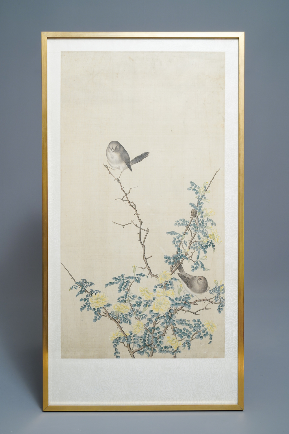 Ecole chinoise, 19&egrave;me, encre et couleurs sur soie: 'deux oiseaux sur branches fleuries'