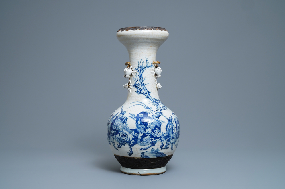 Een Chinese blauw-witte en onderglazuur rode Nanking craquel&eacute; vaas, 19e eeuw