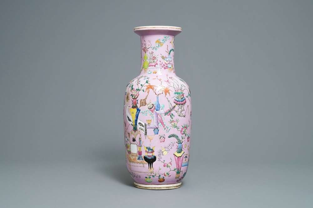 Un vase de forme rouleau en porcelaine de Chine famille rose, 19&egrave;me