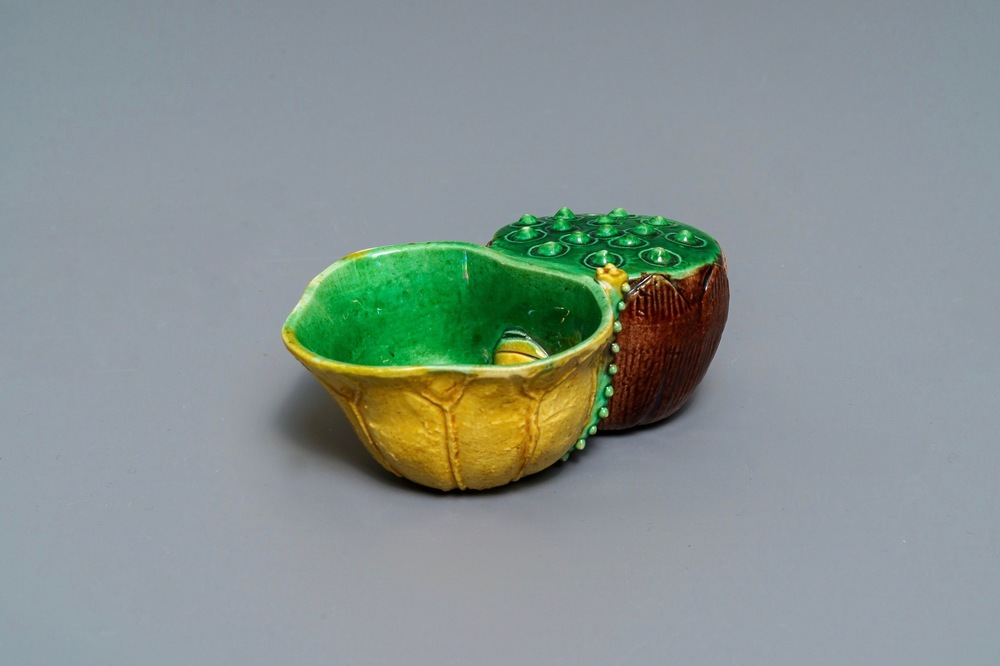 Un compte-gouttes en porcelaine de Chine biscuit &eacute;maill&eacute; verte, Kangxi