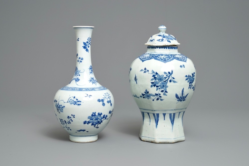 Deux vases en porcelaine de Chine en bleu et blanc &agrave; d&eacute;cor floral, &eacute;poque Transition