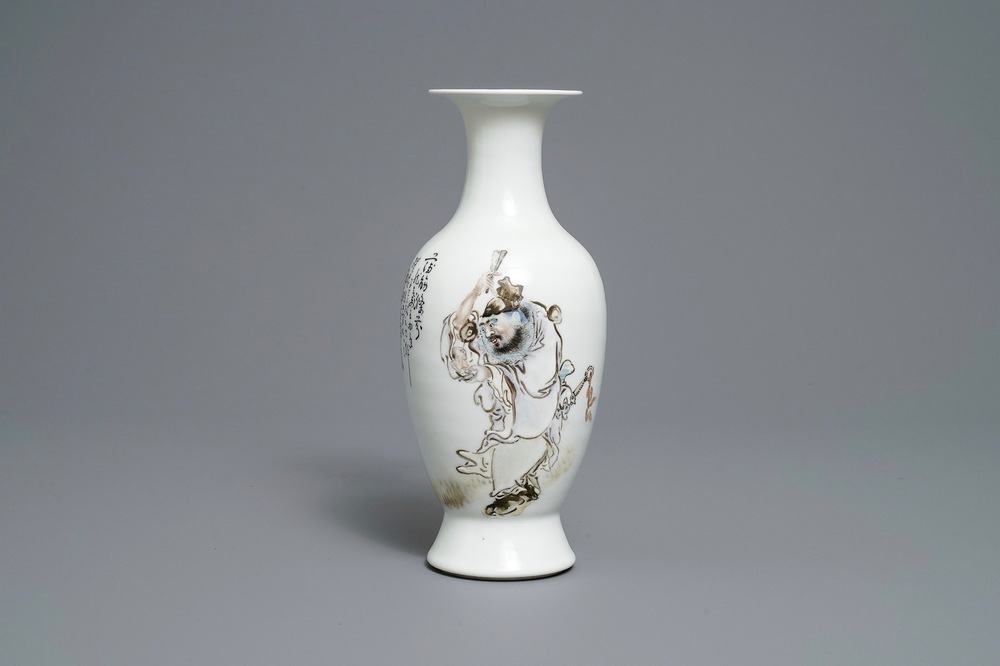 Un vase en porcelaine de Chine qianjiang cai sign&eacute; Wang Qi, 19/20&egrave;me