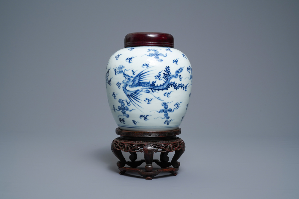 Un pot &agrave; gingembre en porcelaine de Chine en bleu et blanc &agrave; d&eacute;cor d'un dragon et un ph&eacute;nix, Kangxi