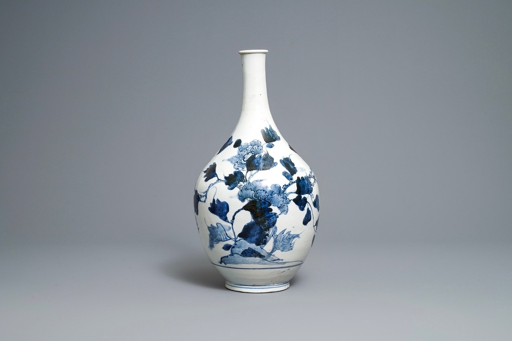 Un grand vase de forme bouteille en porcelaine Arita en bleu et blanc, Japon, Edo, 17&egrave;me
