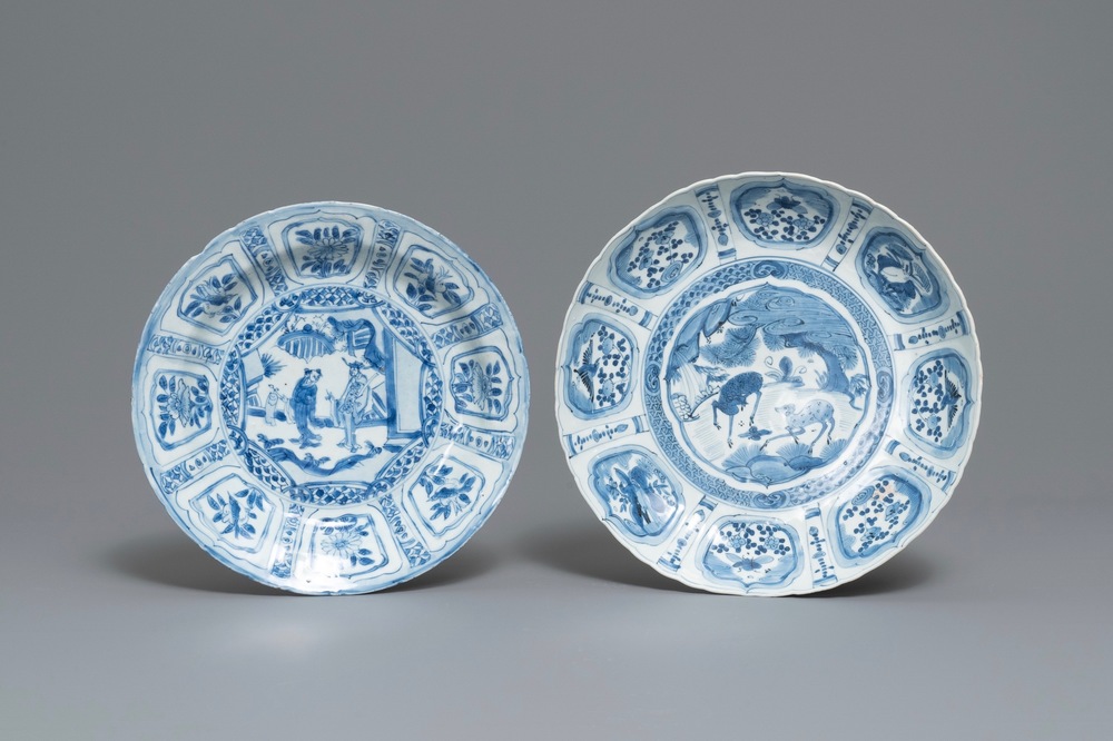 Twee Chinese blauw-witte kraakporseleinen schotels met herten en figuren, Wanli