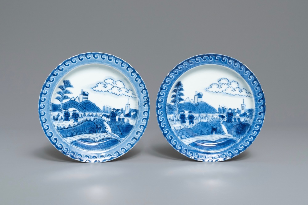 Une paire d'assiettes en porcelaine de Chine en bleu et blanc &agrave; d&eacute;cor 'Scheveningen' ou 'Nabeshima', Kangxi