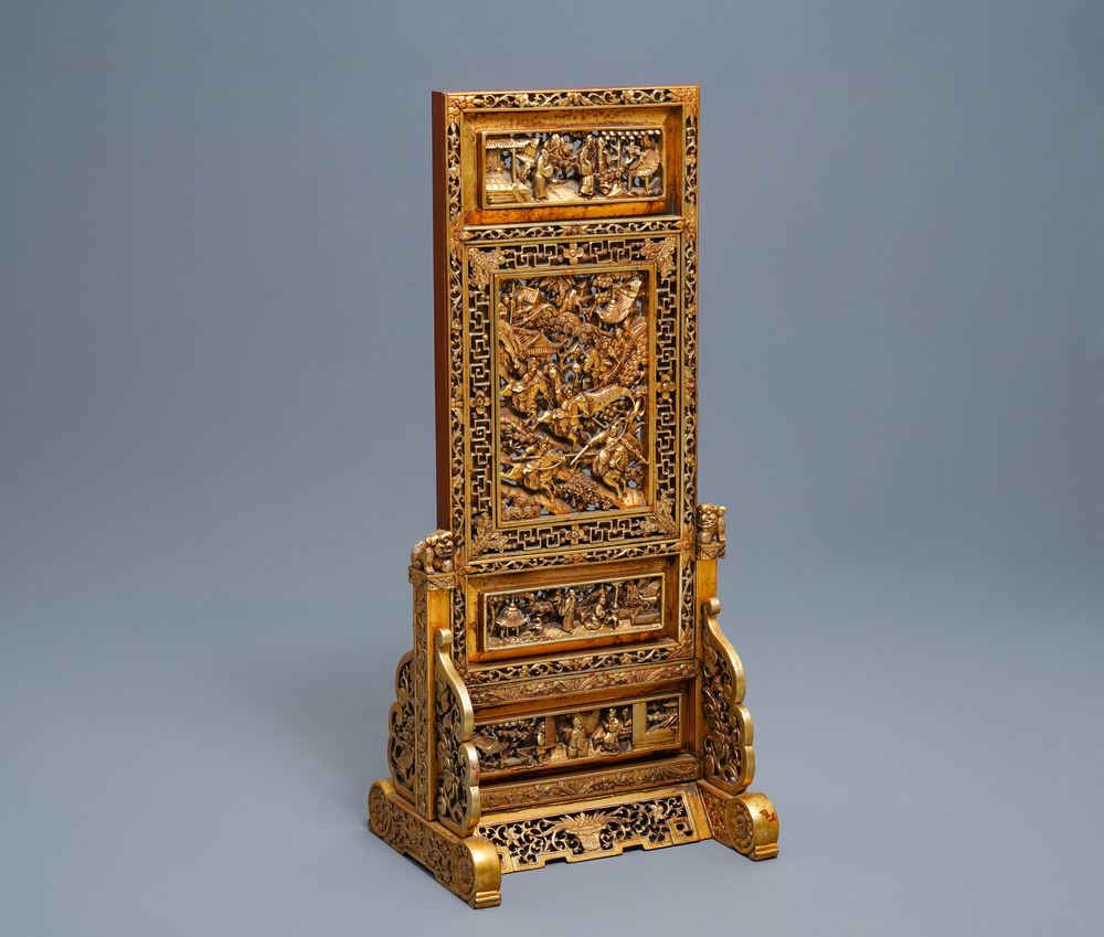 Un &eacute;cran de table en bois sculpt&eacute; et dor&eacute; pour le march&eacute; Straits ou Peranakan, 19&egrave;me