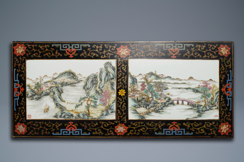 Deux plaques en porcelaine de Chine famille rose dans un coffre laqu&eacute;, marques de Wang Yeting, 19/20&egrave;me