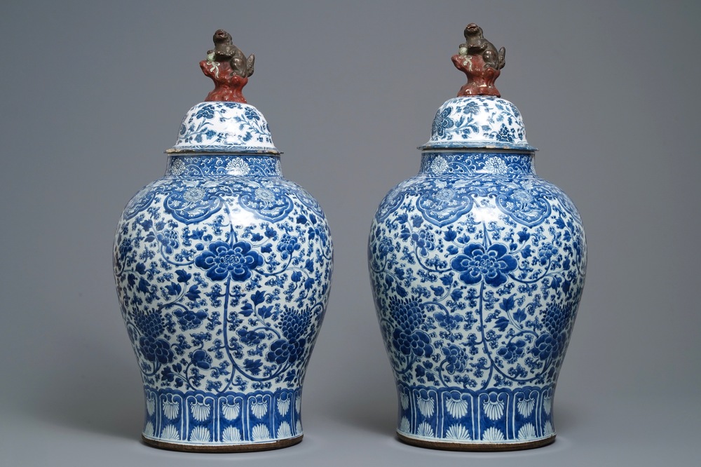 Une paire de potiches en porcelaine de Chine en bleu et blanc aux couvercles en fa&iuml;ence, Kangxi