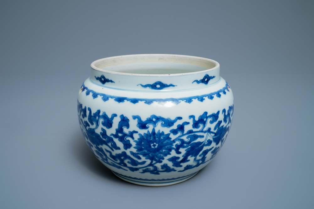 Un bol en porcelaine de Chine en bleu et blanc &agrave; d&eacute;cor de rinceaux de lotus, Kangxi