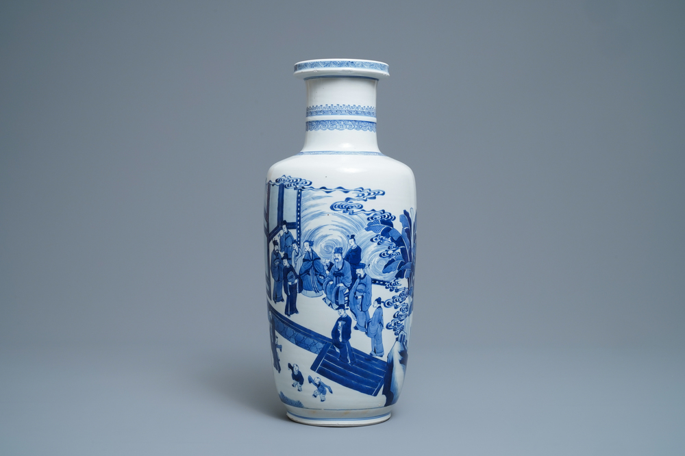 Un vase de forme rouleau en porcelaine de Chine en bleu et blanc, Kangxi