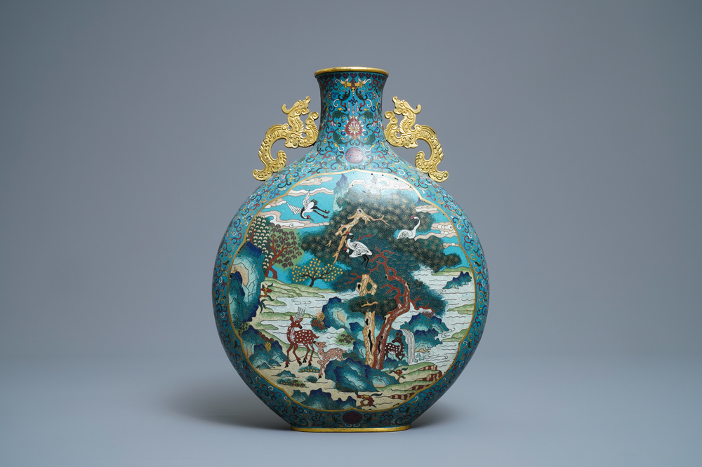 Een Chinese cloisonn&eacute; 'moonflask' vaas met herten en kraanvogels, Qianlong merk, 19e eeuw