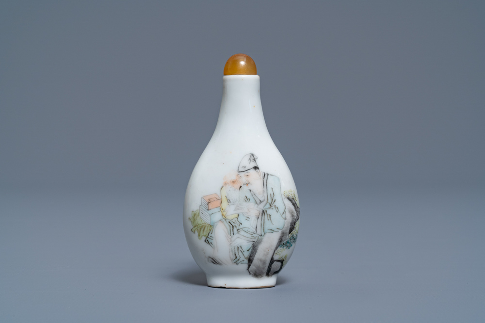 Une tabati&egrave;re en porcelaine de Chine qianjiang cai, sign&eacute;e Fang Jiazhen, dat&eacute;e 1898