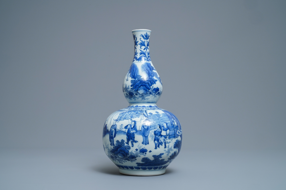 Een Chinese blauw-witte kalebasvaas met figuratief decor, Transitie periode