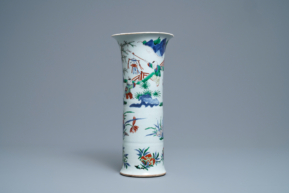 Un vase de forme gu en porcelaine de Chine wucai, Shunzhi