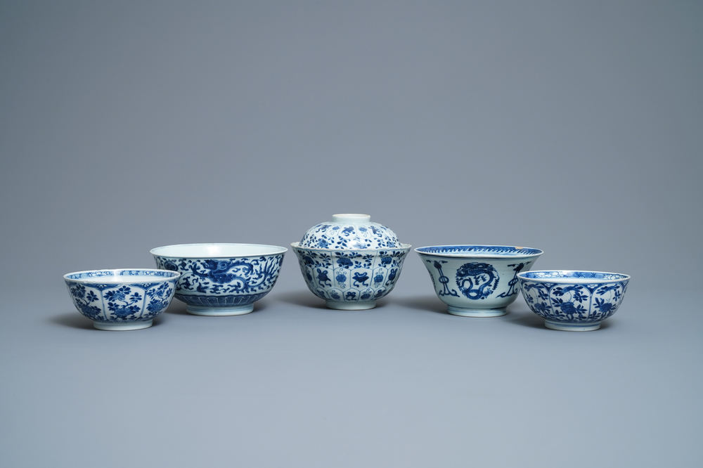Vijf Chinese blauw-witte kommen, Kangxi/Yongzheng