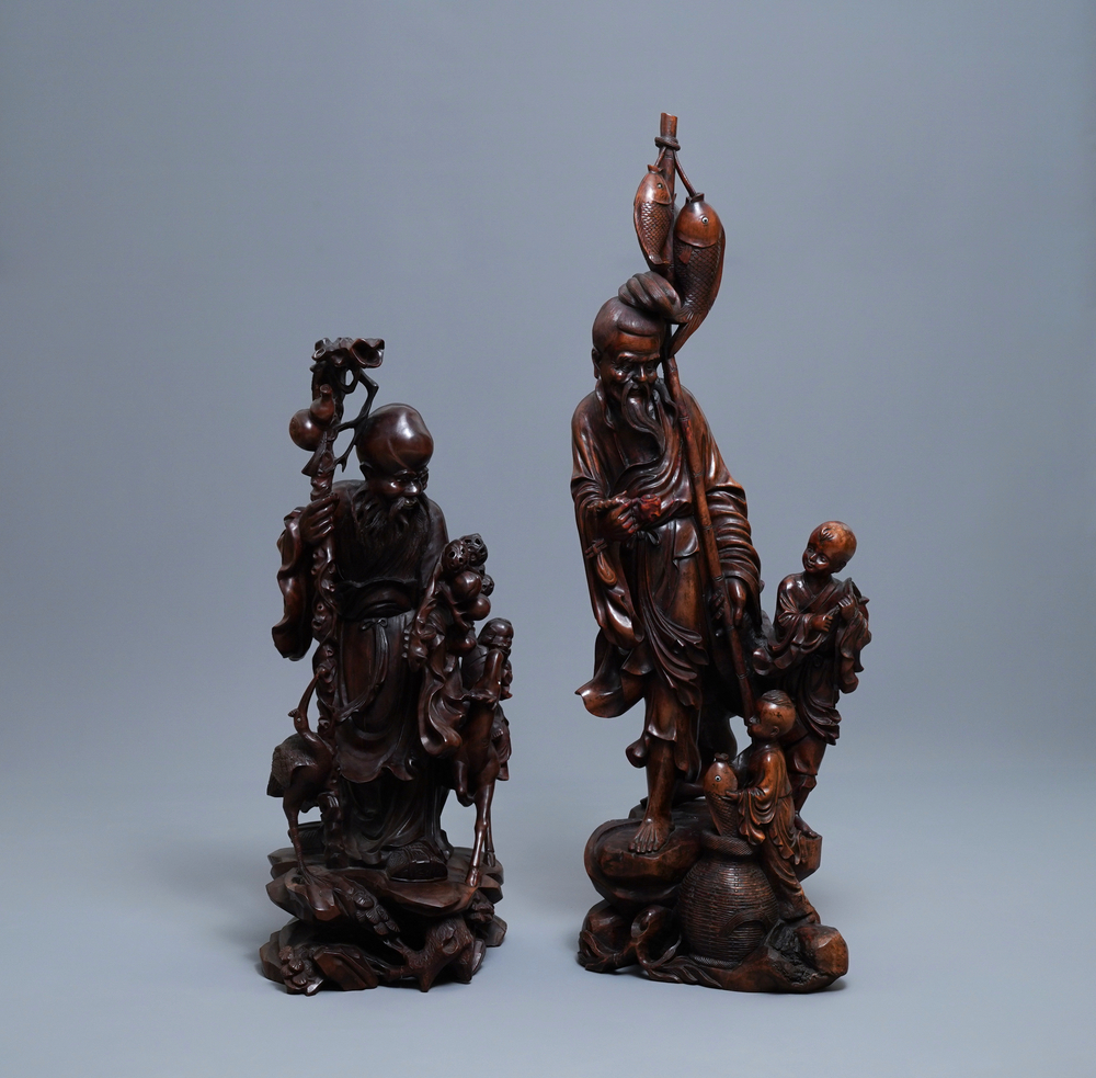 Deux grandes figures d'immortels en bois sculpt&eacute;, Chine, R&eacute;publique