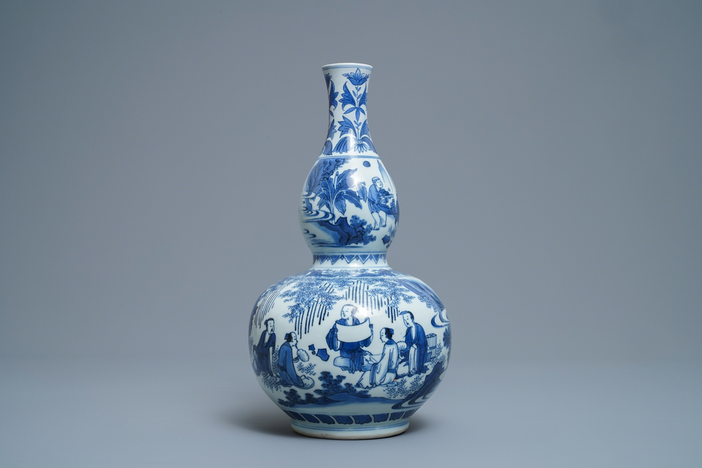 Een Chinese blauw-witte kalebasvaas met figuratief decor, Transitie periode