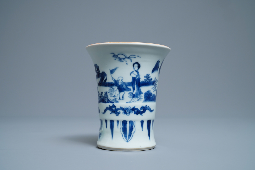 Un pot &agrave; pinceaux en porcelaine de Chine en bleu et blanc, &eacute;poque Transition
