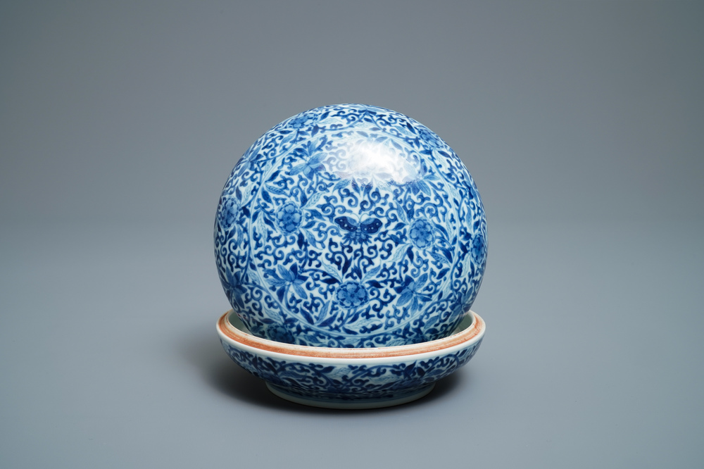 Une bo&icirc;te couverte en porcelaine de Chine en bleu et blanc, marque de Kangxi, 19&egrave;me