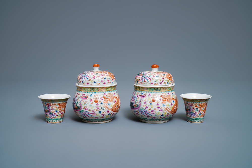 Une paire de tasses &agrave; vins et leur rechauds en porcelaine de Chine famille rose, 19/20&egrave;me