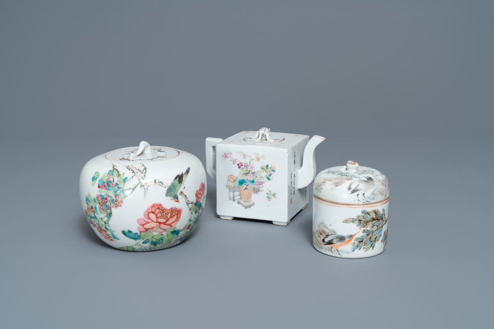 A Chinese qianjiang cai teapot and two covered bowls, 19/20th C.